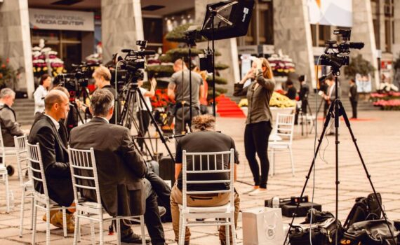 Al Jazeera – Le journalisme est remis en question dans le monde, les réseaux sociaux créent un rééquilibrage