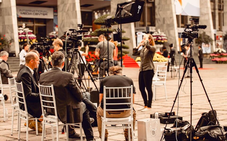 Al Jazeera – Le journalisme est remis en question dans le monde, les réseaux sociaux créent un rééquilibrage