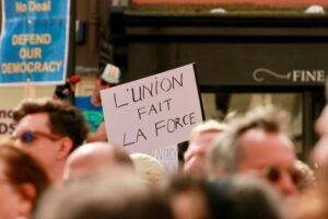 La démocratie en danger : vers un futur autoritaire ?