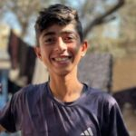 Shamia, âgé de 16 ans, du camp de Jabalia, gisait ensanglanté au sol, lorsqu’un bulldozer militaire l'a délibérément écrasé alors qu'il était encore en vie Shamia, âgé de 16 ans, du camp de Jabalia, gisait ensanglanté au sol, lorsqu’un bulldozer militaire l'a délibérément écrasé alors qu'il était encore en vie