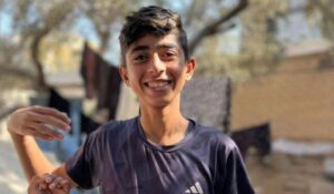 Shamia, âgé de 16 ans, du camp de Jabalia, gisait ensanglanté au sol, lorsqu’un bulldozer militaire l'a délibérément écrasé alors qu'il était encore en vie