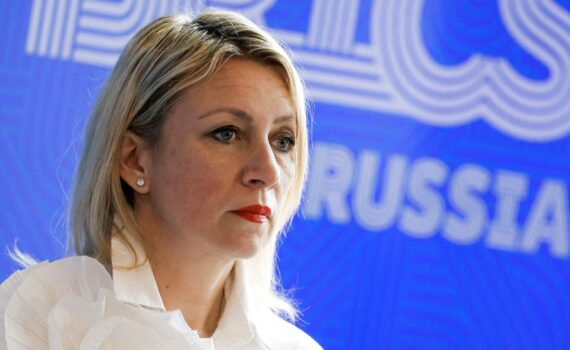 Le président russe Vladimir Poutine et la porte-parole du ministère russe des Affaires étrangères, Maria Zakharova
