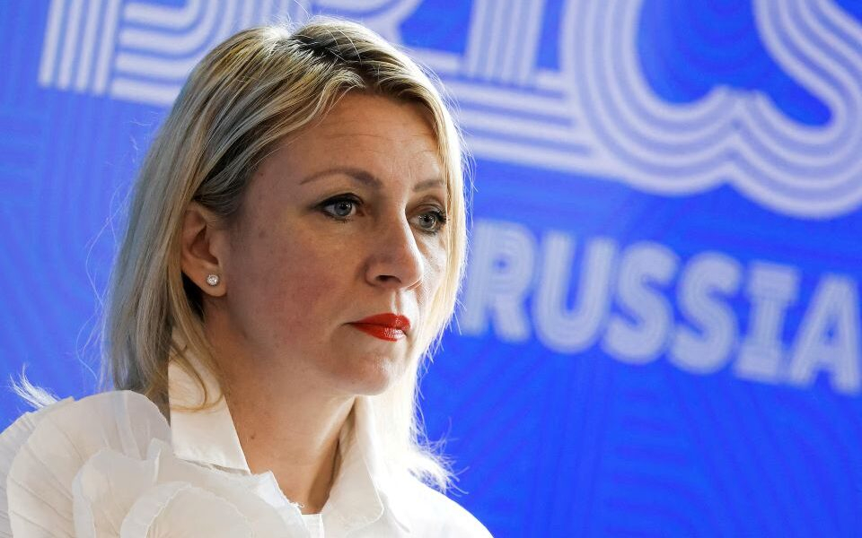 Le président russe Vladimir Poutine et la porte-parole du ministère russe des Affaires étrangères, Maria Zakharova