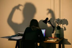 L'ascension des incompétents : comment le pouvoir se détourne de la compétence par des discours colorés