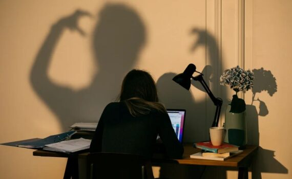 L'ascension des incompétents : comment le pouvoir se détourne de la compétence par des discours colorés