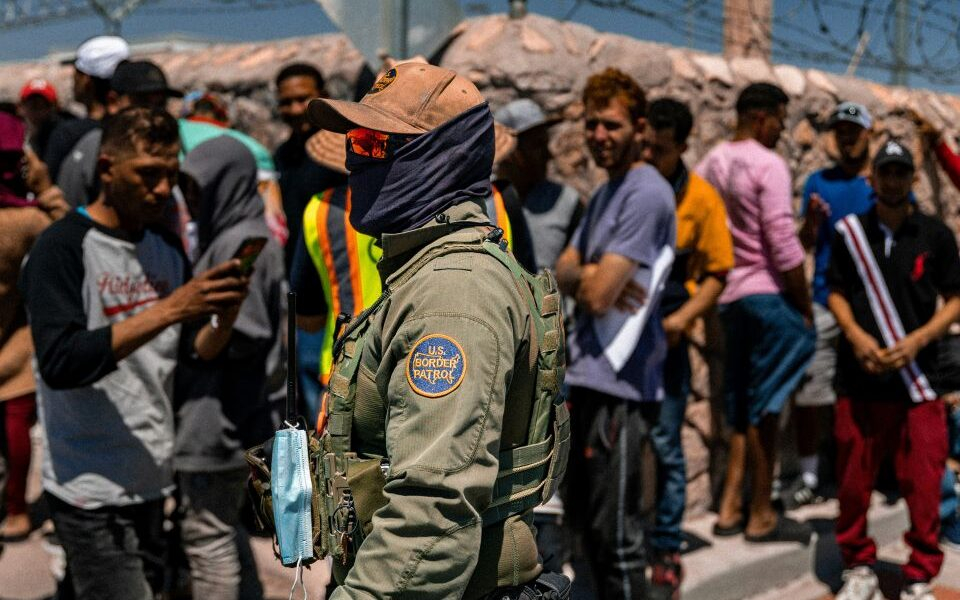 Arno Klarsfeld et les rafles : une controverse sur l'obligation de quitter le territoire français