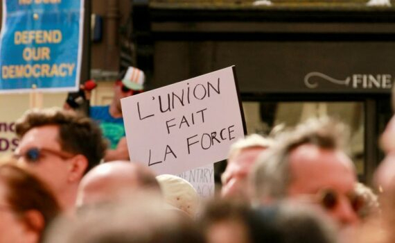 L'avertissement aux médias français et à certains journalistes : la critique politique et la démocratie