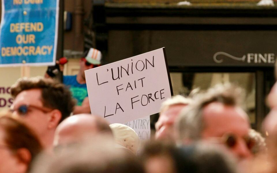 L'avertissement aux médias français et à certains journalistes : la critique politique et la démocratie