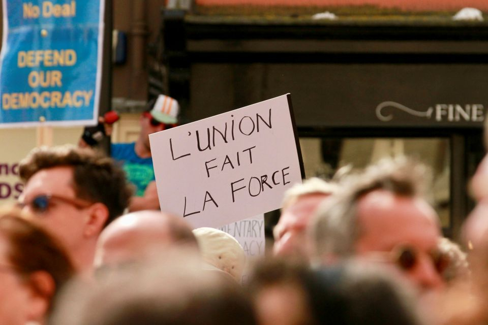 L'avertissement aux médias français et à certains journalistes : la critique politique et la démocratie