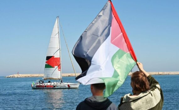 Un journaliste italien (Alessandro Mantovani) raconte qu'il a été déshabillé, attaché et frappé après que les forces israéliennes ont attaqué la flottille d'aide à Gaza