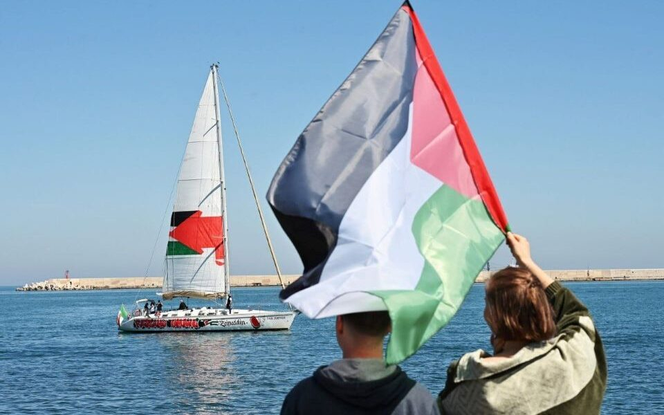 Un journaliste italien (Alessandro Mantovani) raconte qu'il a été déshabillé, attaché et frappé après que les forces israéliennes ont attaqué la flottille d'aide à Gaza